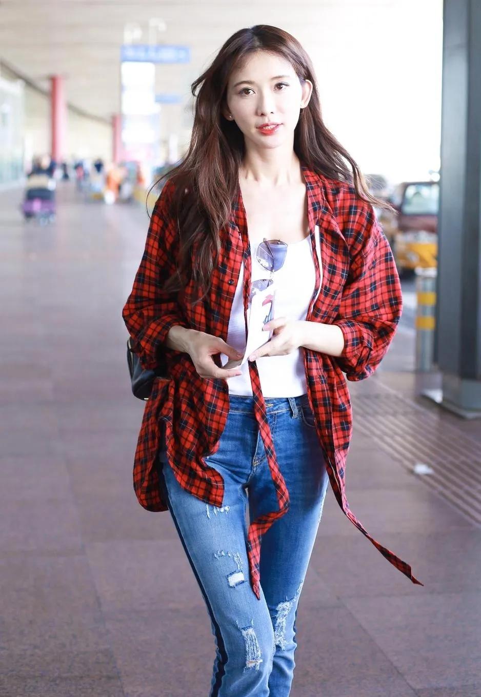 林志玲｜温柔是岁月最好的馈赠。🌸
一件格纹衬衫，一身简约牛仔。
浅笑嫣然，步履