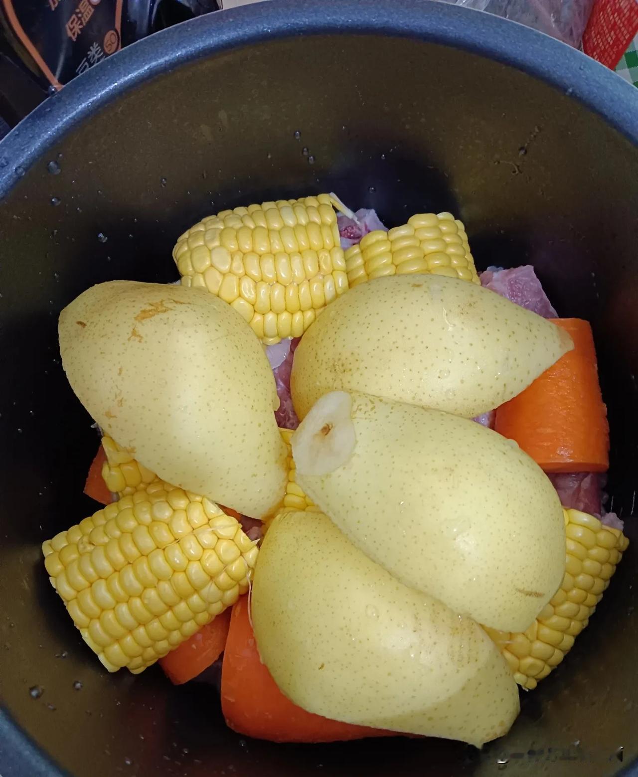 明明我用的排骨煲的汤，怎么会出来这么大油啊？
我个人还是喜欢清淡不油腻的汤水的。