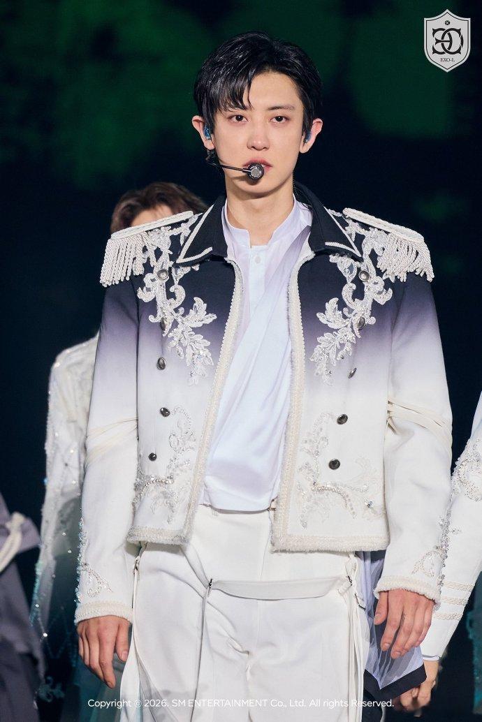 EXO演唱会官方图 EXO演唱会官方图，哥几个状态超级好啊！EXO演唱会出图