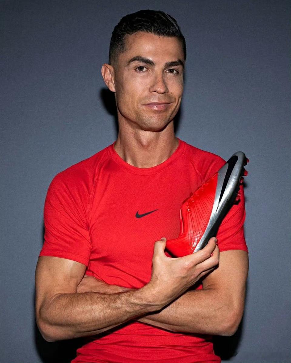 C罗认为人类喝牛奶不正常前厨师巴罗内爆料C罗饮食细节，这位足坛巨星的自律程度堪称