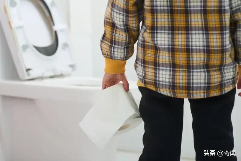 网传重庆某小学校长禁止学生上厕所带纸，家长称孩子不敢在学校吃饭怕上厕所。事发20