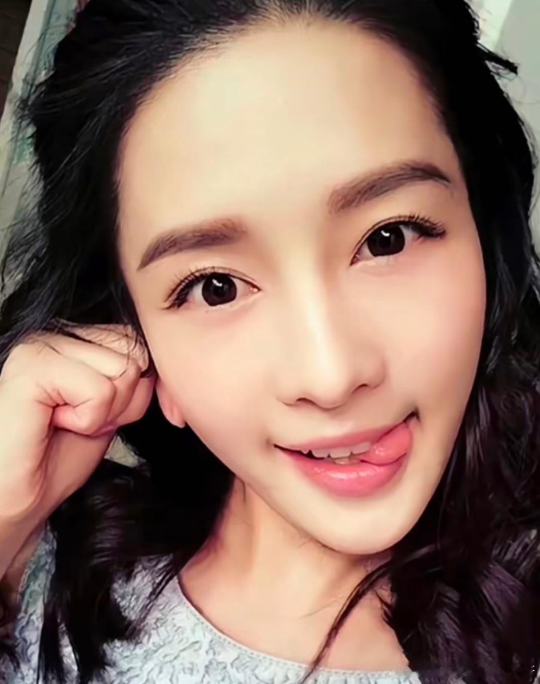 早期的李沁真的很青涩漂亮呢！ ​​​