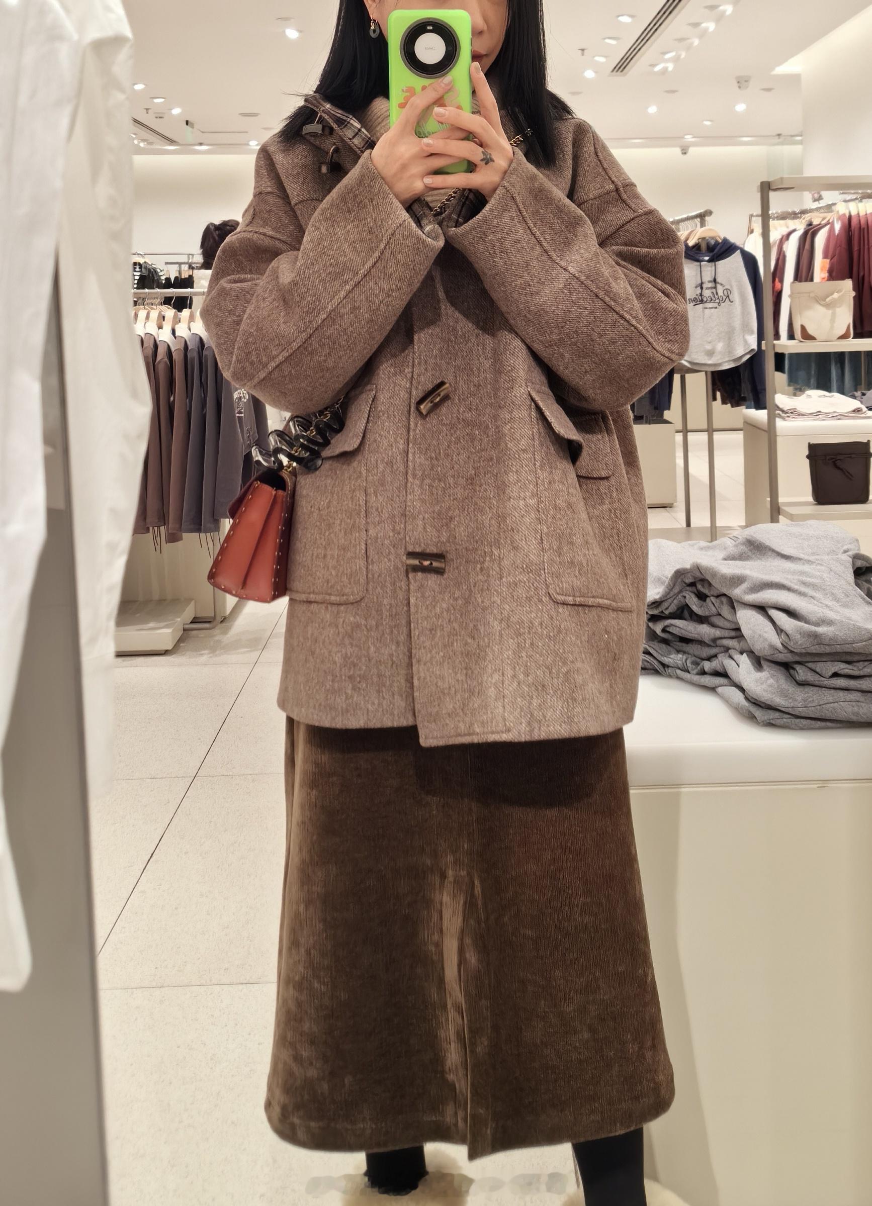 让大嫂给我买手机壳去了小哥哥说:嗯~我给你找一下吧，我们这有一个~但就是颜色一般