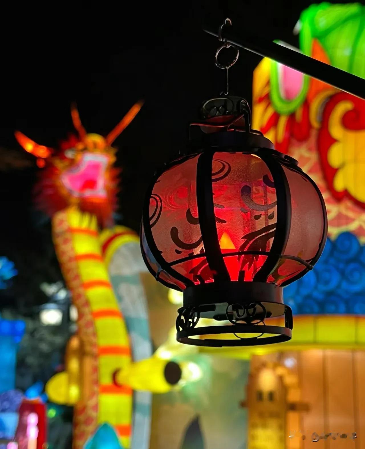 不得不说，济南趵突泉的花灯太赞了！这么近，那么美，周末来“济”，“泉”欢迎您！