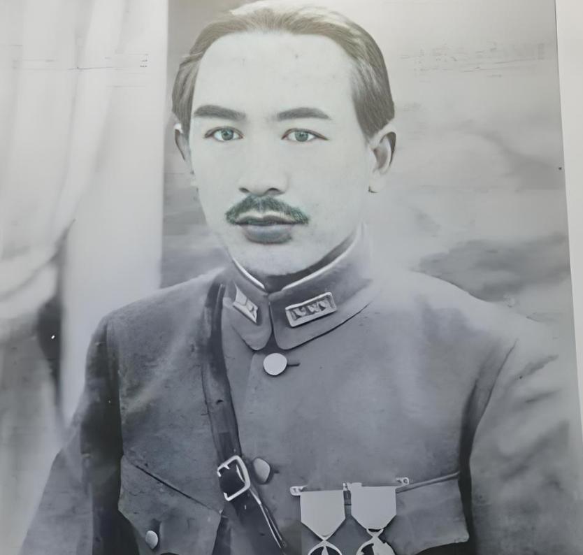 1944年，被调离新疆的盛世才，带着50辆卡车的家当路过陕西宝鸡时，儿子看戏被打