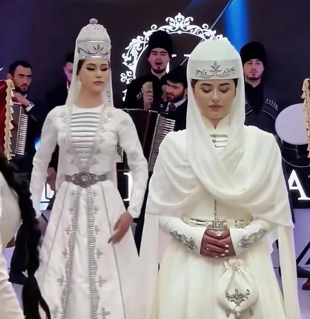 车臣女人不嫁俄族，普京为啥睁只眼闭只眼？车臣有个老规矩：自家姑娘不能嫁给外地男人