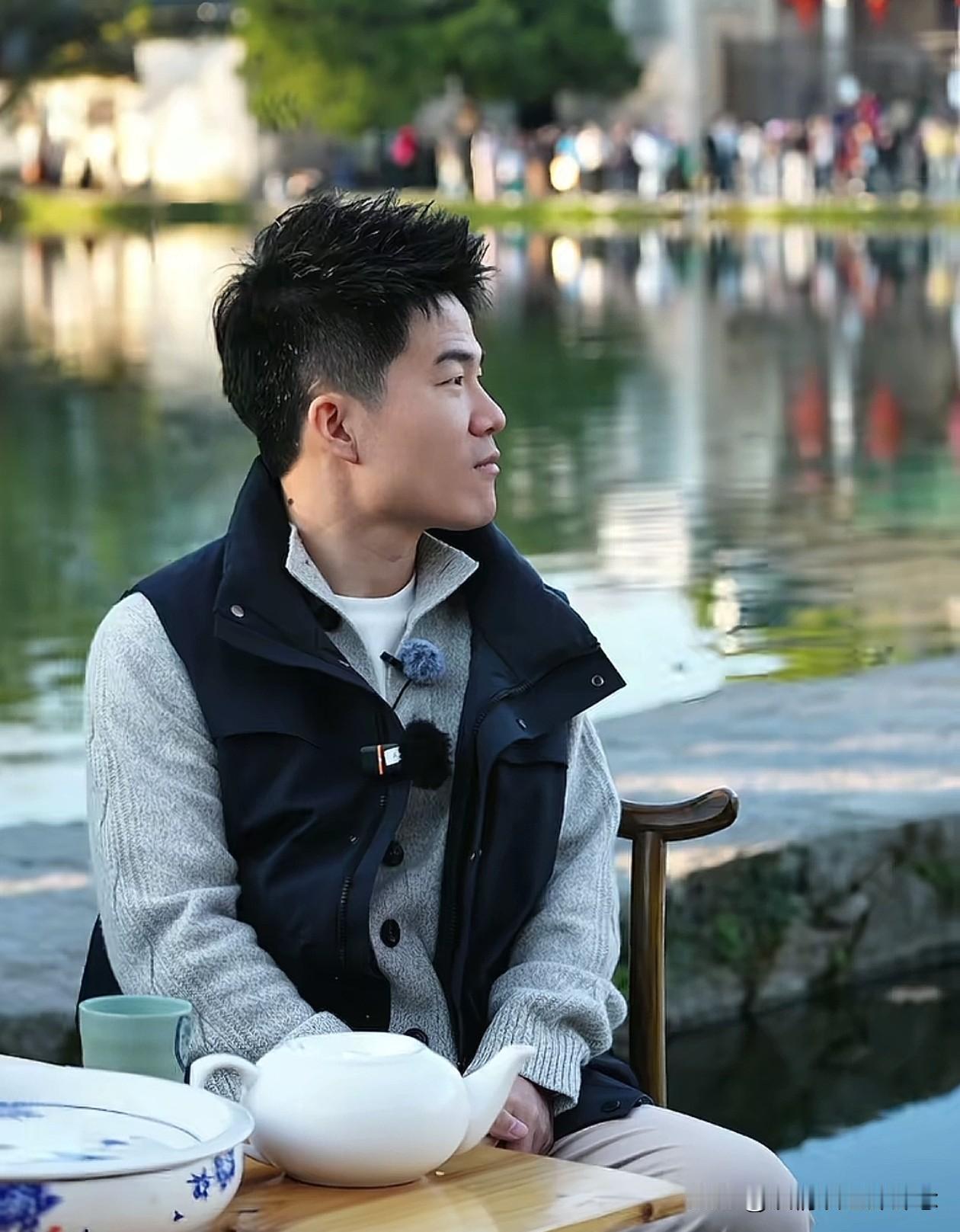 真的越来越不理解董宇辉了，
为什么嘴这么严，
要不是北京慈善协会官方号发文，我们