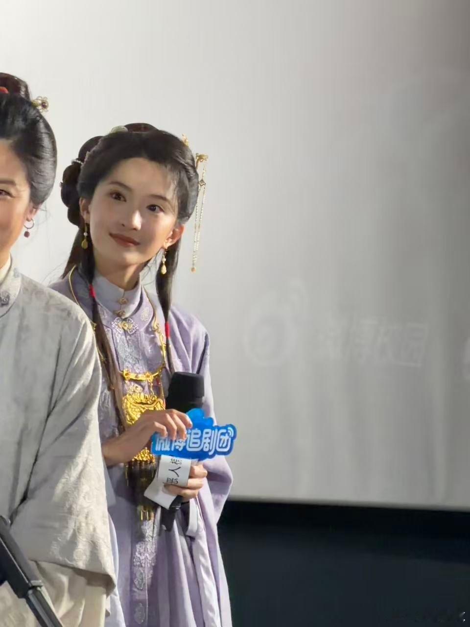 家业追剧团清醒又可爱的田荣华惹人喜爱，闺蜜负责打拼事业，她细心打理账务，配合十分