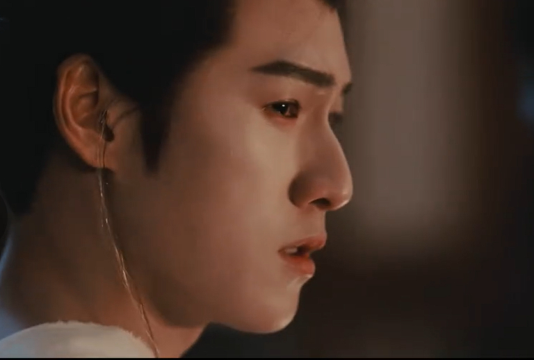 战损版李昀锐绝美破碎感  满头白发，身中剧毒，但是依旧选择不倒下！李昀锐像这种与