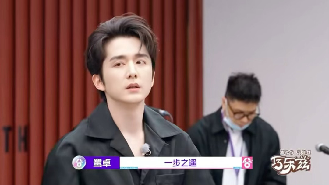 鹭卓垫肩又掉了 从演唱会掉到新节目，二哥在垫肩滑落的道路上从未让人失望，狗次方的
