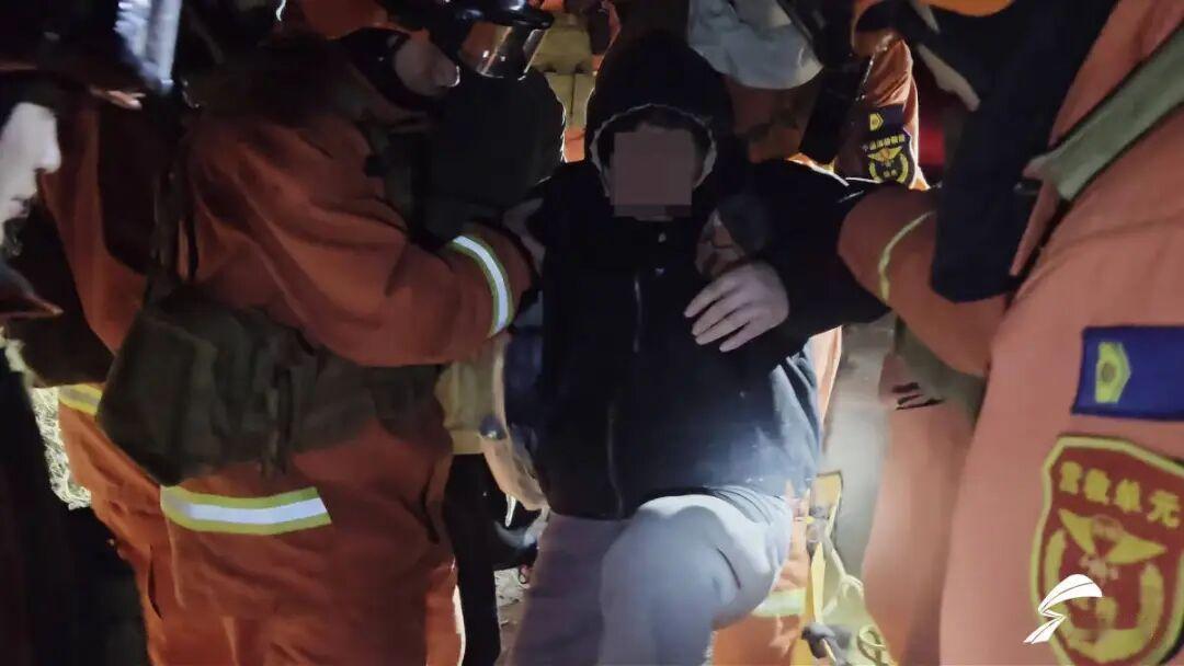 大年初一女子登山崴脚被困深山，滨州消防连夜成功救援

2026年2月17日大年初