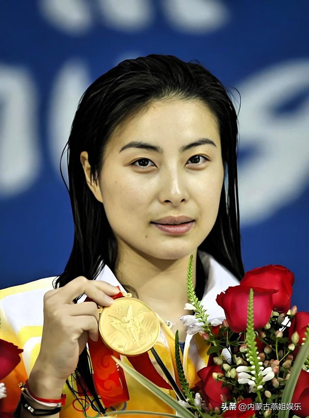 看网上疯传的那组郭晶晶近照，说实话，心里头猛地疼了一下。

那个曾经在跳台上眼神