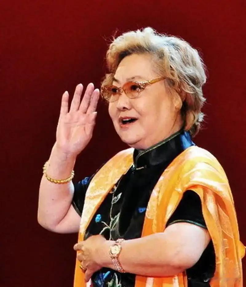 痛别人民艺术家郭兰英！一曲大河，唱遍几代中国人的家国情怀
 
“一条大河波浪宽，
