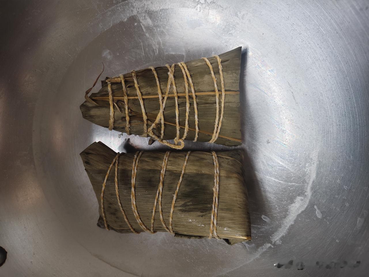 广州就地过端午，啃着粽子，格外想念老家的龙舟
 
在广州放假过端午，随手就能买到