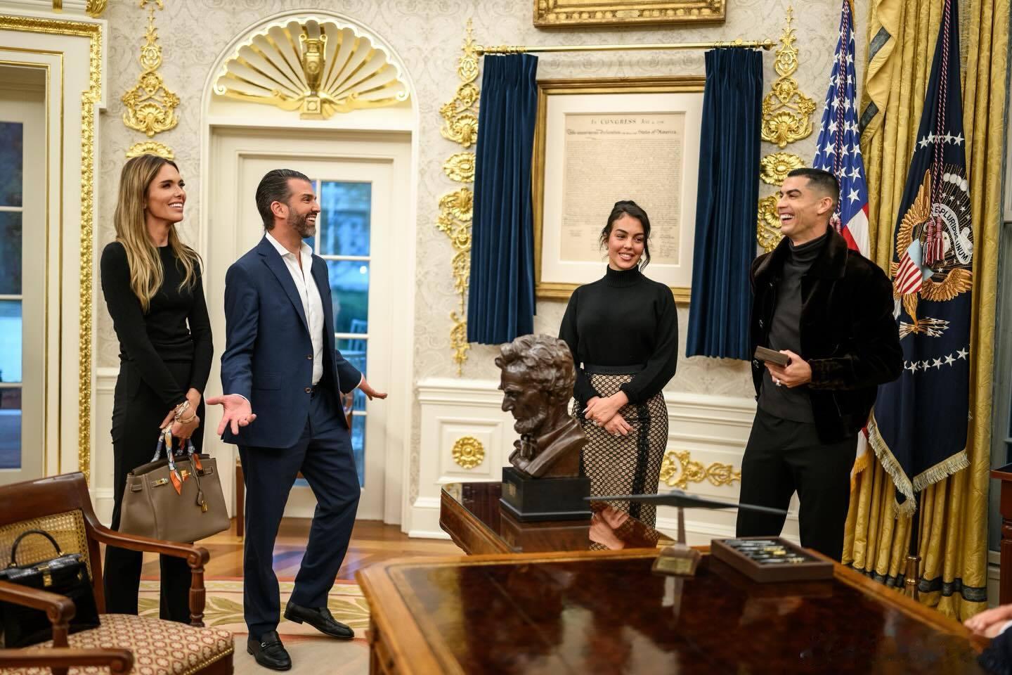 小特朗普晒出了椭圆形办公室和C罗的新视角。