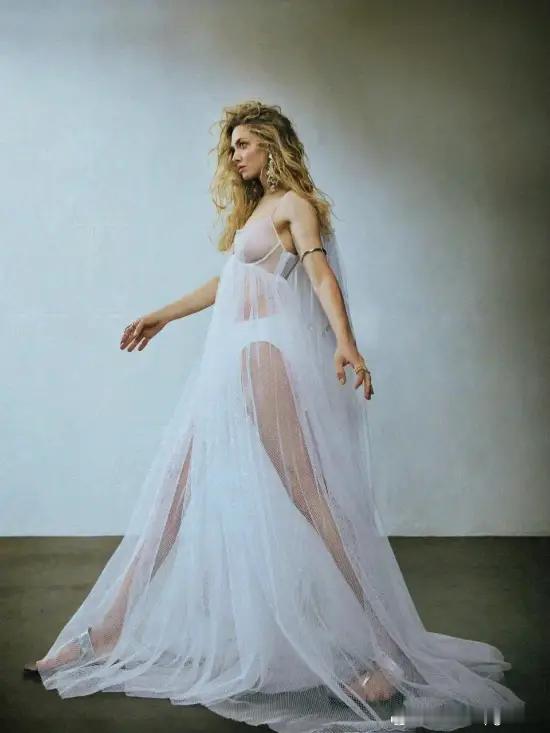 好莱坞金发美女阿曼达·塞弗里德新写真日前，好莱坞一代85后金发小花阿曼达·塞弗里