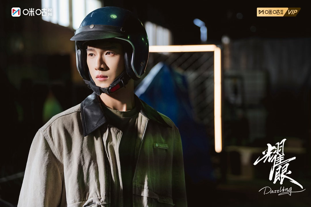 #上咪咕看耀眼# 少年把心事藏进滨海小城的烟火角落，每个瞬间都在讲述他们跌跌撞撞