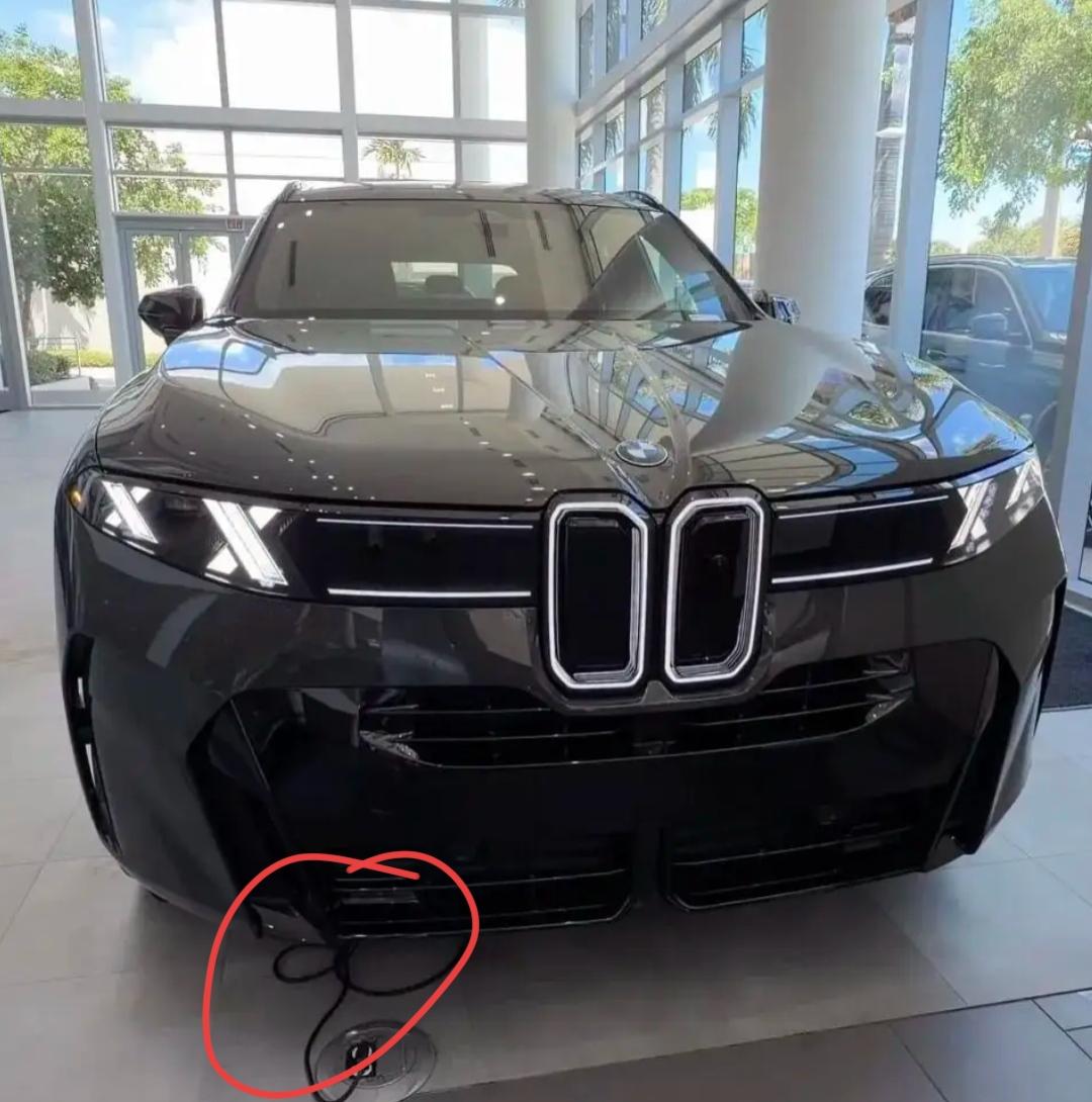 这辆车🚗正在充电吧？这是什么车？真大气漂亮，是电车还是混动呢？目前路上没见过，