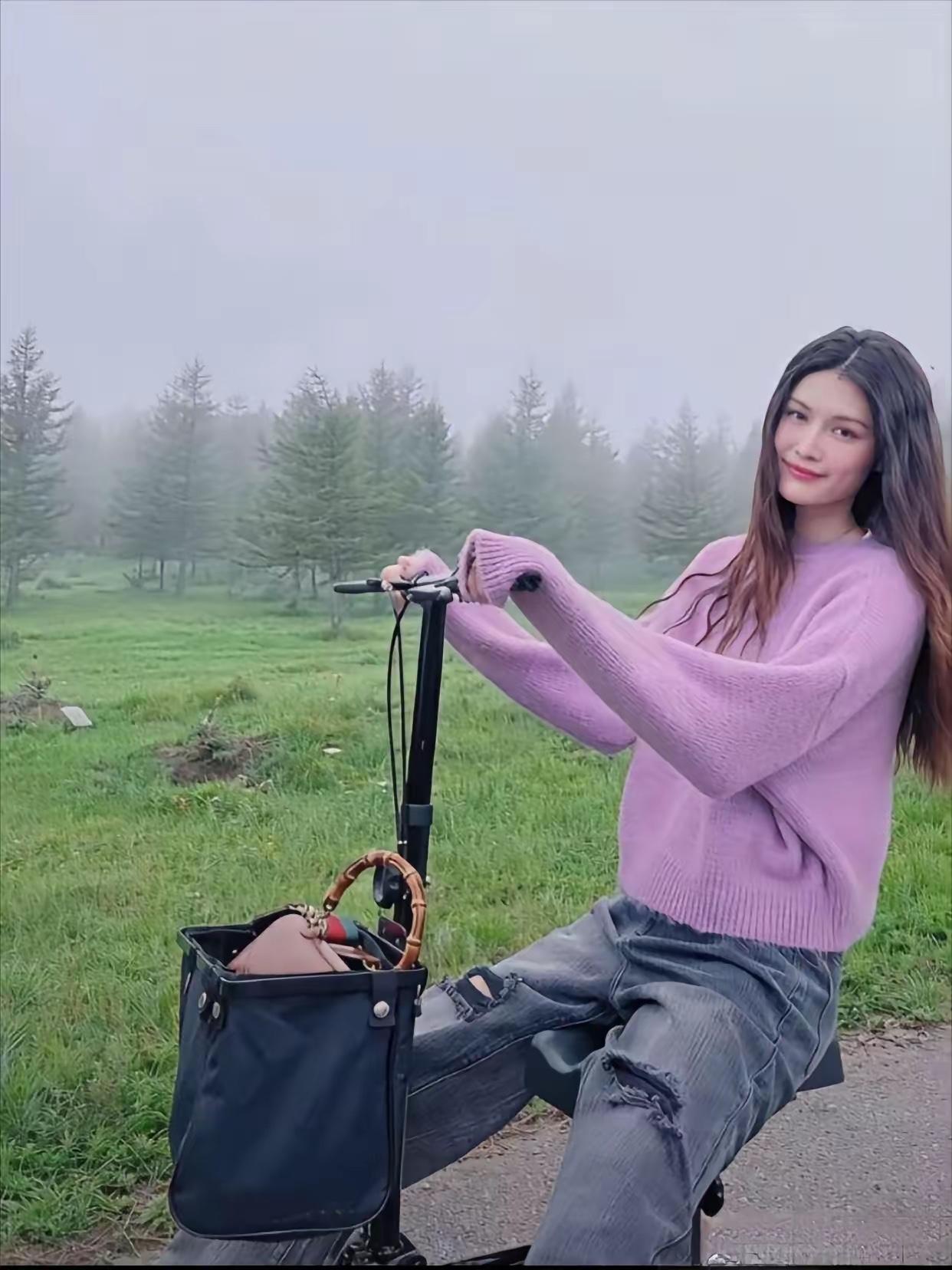 悬念感风：陈伟霆老婆何穗晒田间照，网友：这状态真的是超模吗？陈伟霆走秀 陈伟霆演