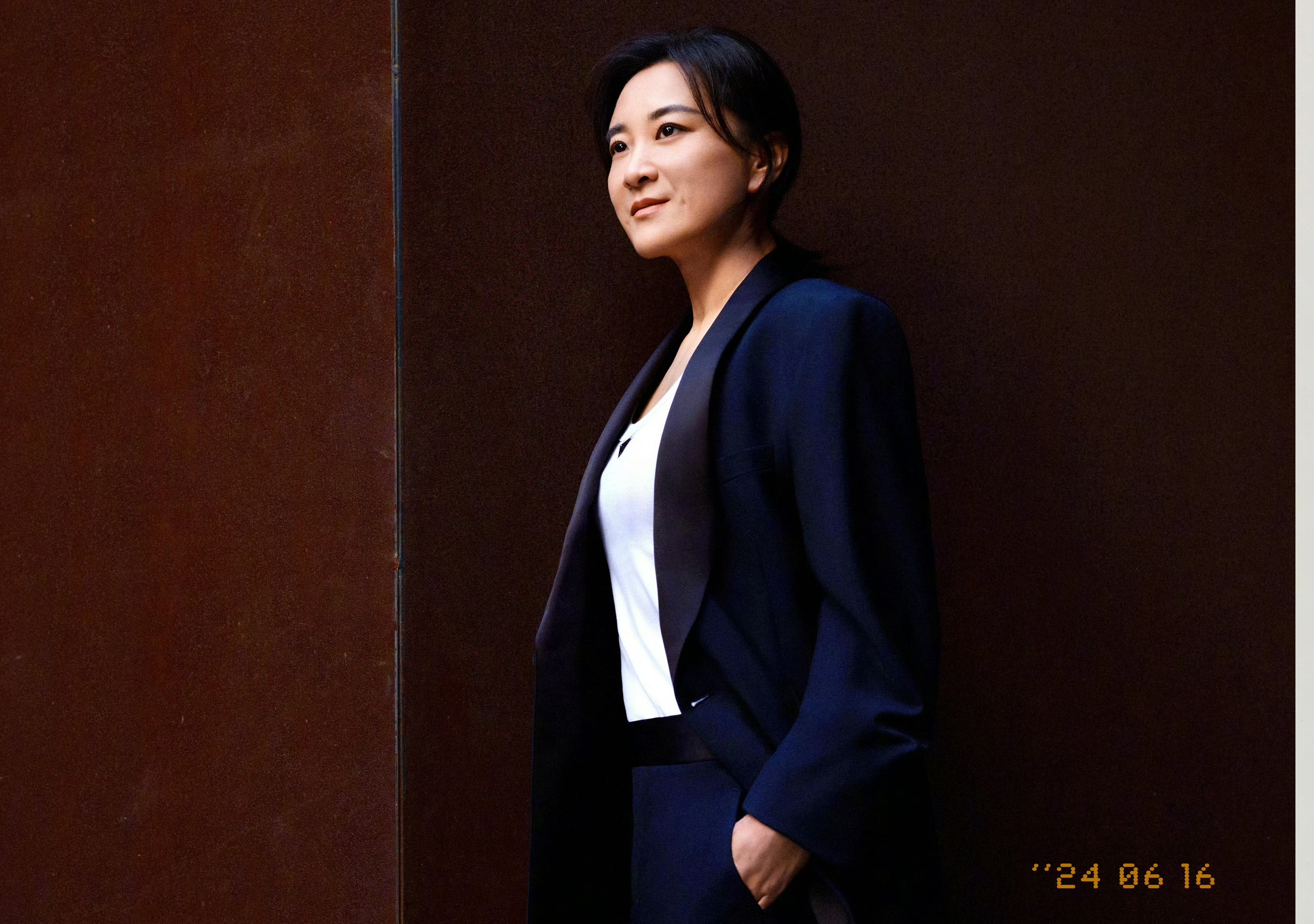 #贾玲蓝色西装#  贾玲蓝色西装造型🈶主打的就是一个优雅大气~我们玲儿又美又飒