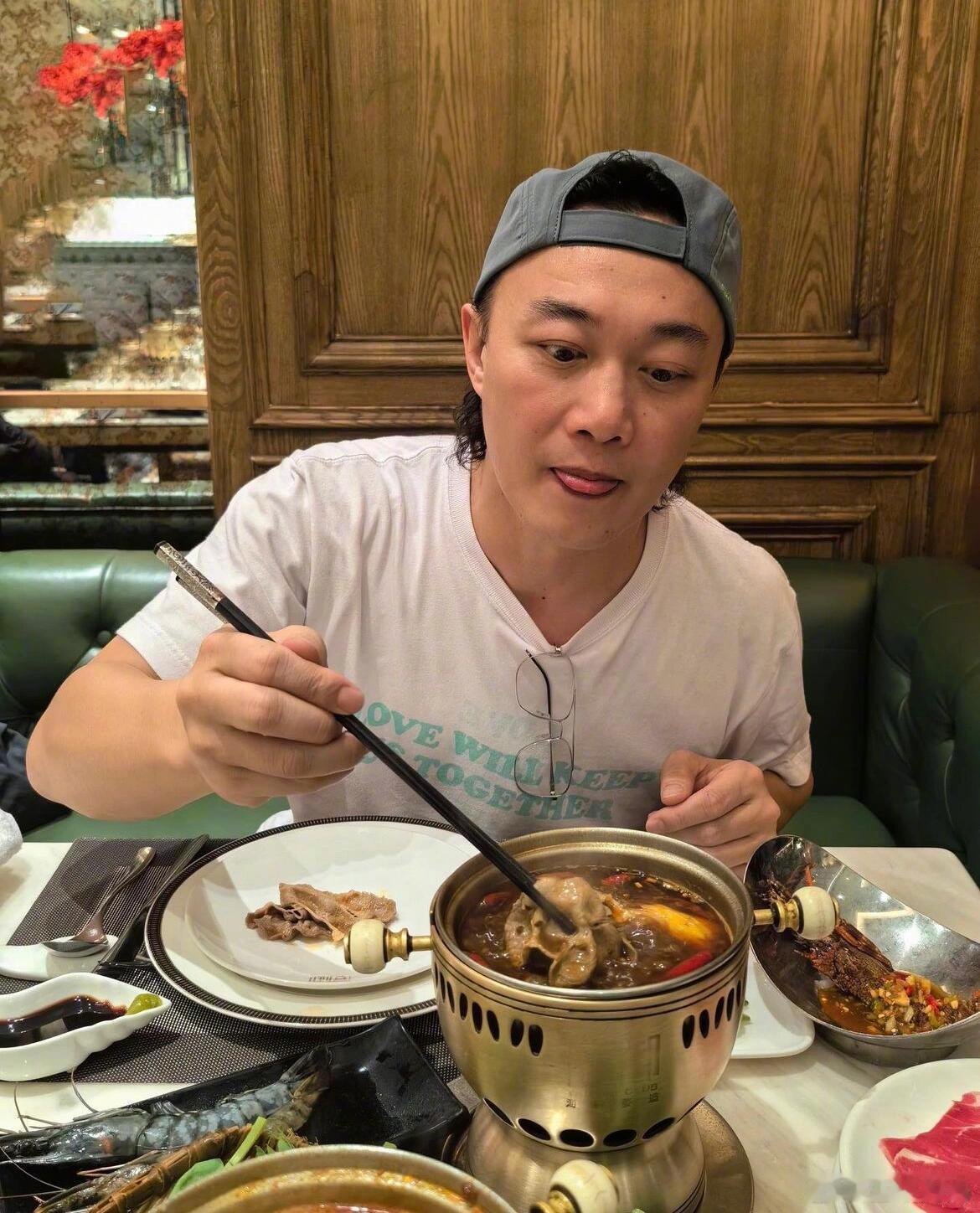 陈奕迅ins报平安陈奕迅报！陈奕迅已复活！大口吃肉！平安无事[举手] ​​​