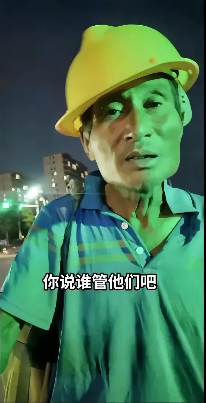 这是位在平凡生活中伟大的父亲，痛并快乐着。
在成年男人的世界里，
就没有“容易”