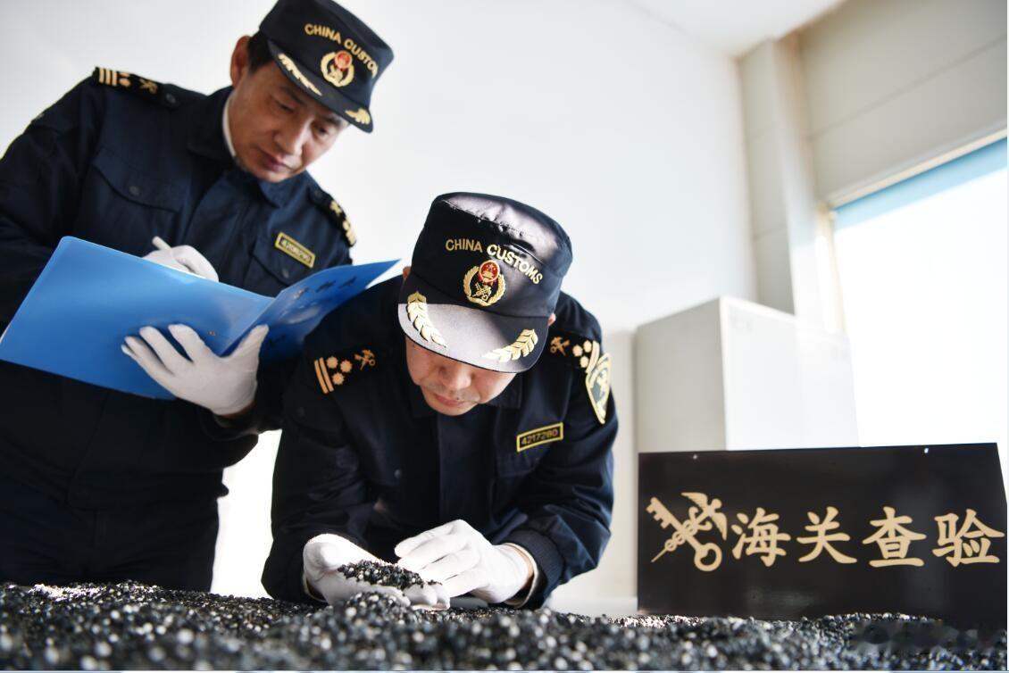 端午顶风作案！旅客把毒品藏进粽子走私入境，后果远比你想的严重
 
临近端午，节日