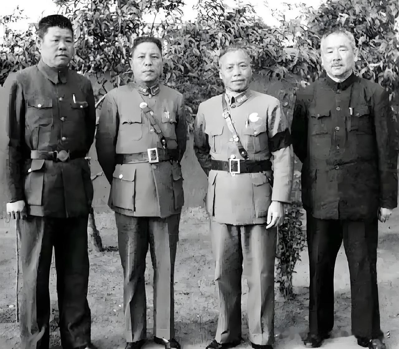 1942年老河口，臂戴黑纱的李宗仁，一张写满忠孝的抗战老照片
 
1942年湖北