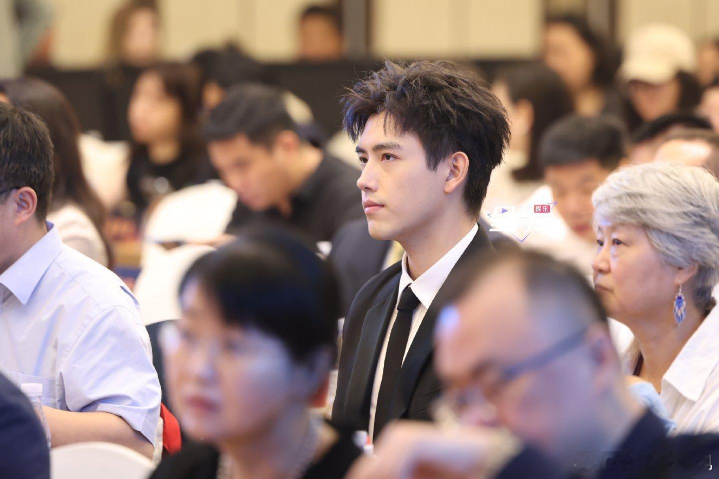 陈飞宇金鸡奖发布会路透陈飞宇金鸡奖发布会生图路透来了，好正的帅哥！陈飞宇金鸡奖发