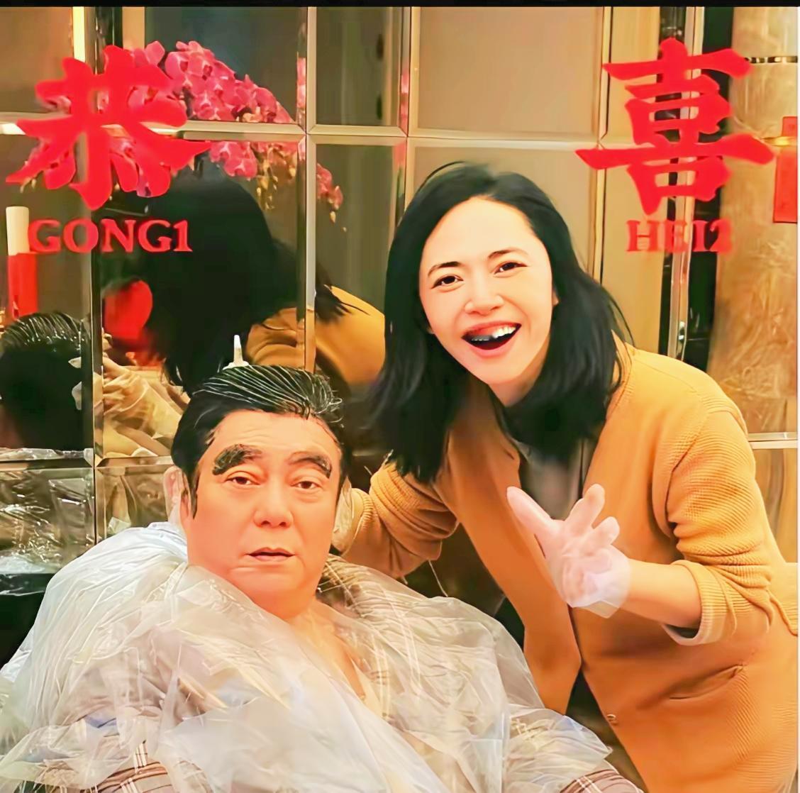 姚晨给她爸染头发索性连眉毛都染了，最好拉拉皮还年轻。