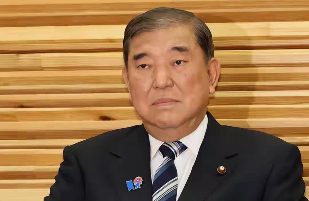 石破茂看到了什么？
在日本议会，右翼党高举双手呼喊万岁，这是二战日本军国主义的战