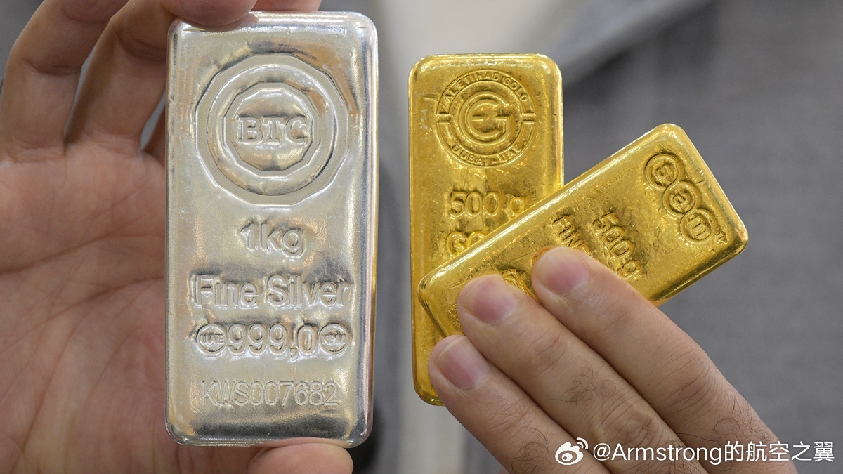 金价银价断崖式跳水 3月3日国际金价与银价出现大幅下挫，近期受伊朗战争影响金价就