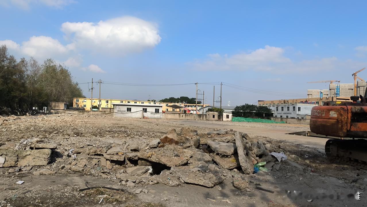 这就是浙江北仑沿海村，已经得到了拆迁！
不知道具体的拆迁补贴怎么样？
不远处就是