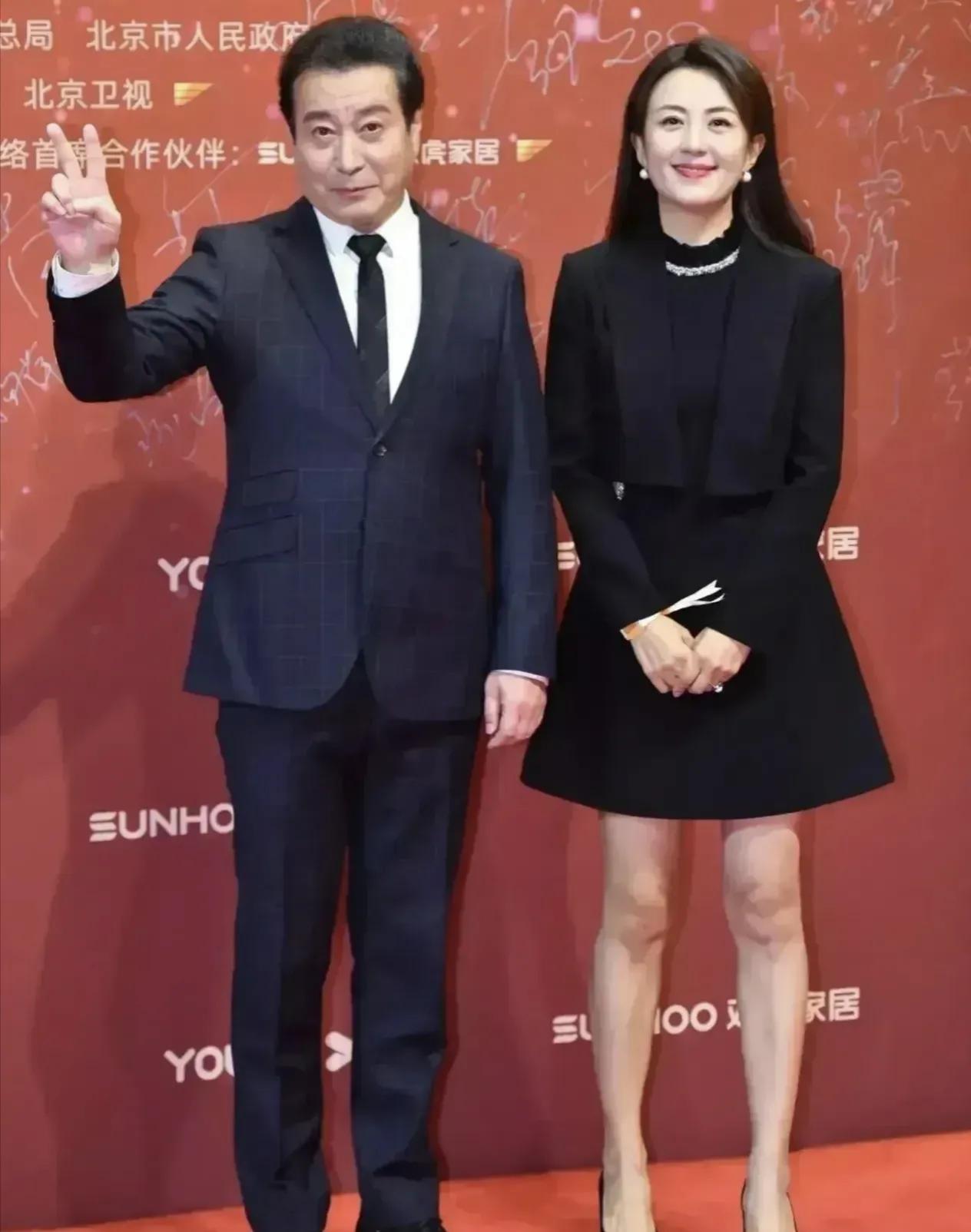 右边是杨童舒，左边是谁啊！看上去文质彬杉，成熟稳重，才华出众，一表人才，现在像这