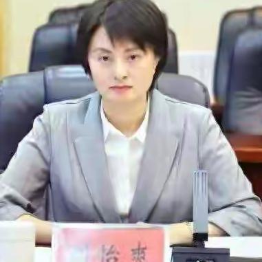 昨官宣的这位区里2号，基层经历只有2站。

2001年工作，25年后就进茶馆。