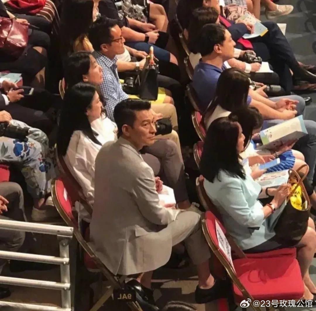 老帅刘德华参加女儿的毕业典礼，不得不说快70岁的人了，活的是真年轻啊 