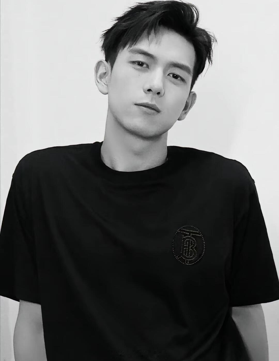 李现任敏高叶曾出演过鹿晗MV鹿晗勋章MV有李现任敏高叶 我不信只有我是最后一个知