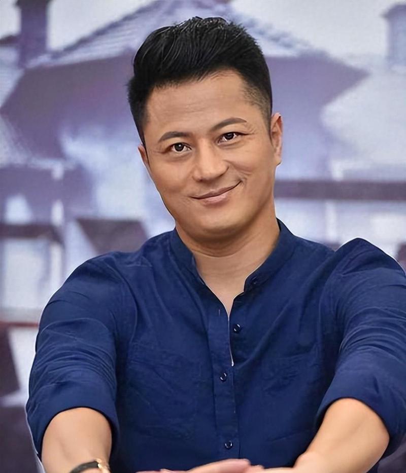 大家还记得这位男演员吗？
​他今年49岁，土生土长浙江仙居人，1米80的个头，身