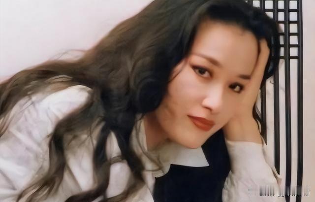 很多人都好奇80年代春晚爆红的索宝莉，为啥在事业巅峰期远嫁德国，放着大好前途说丢