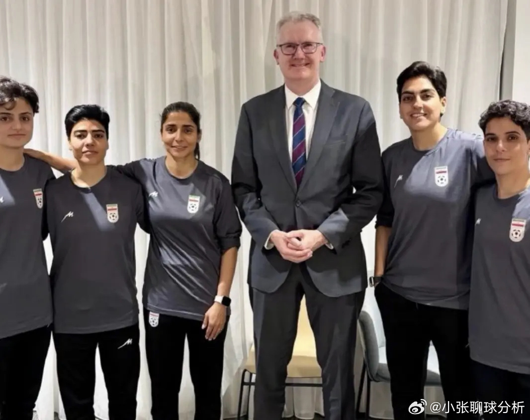 逃离球队！伊朗女足5队员公开亮相：手插裤兜微笑 镜头前摘下头巾3月10日，私下逃
