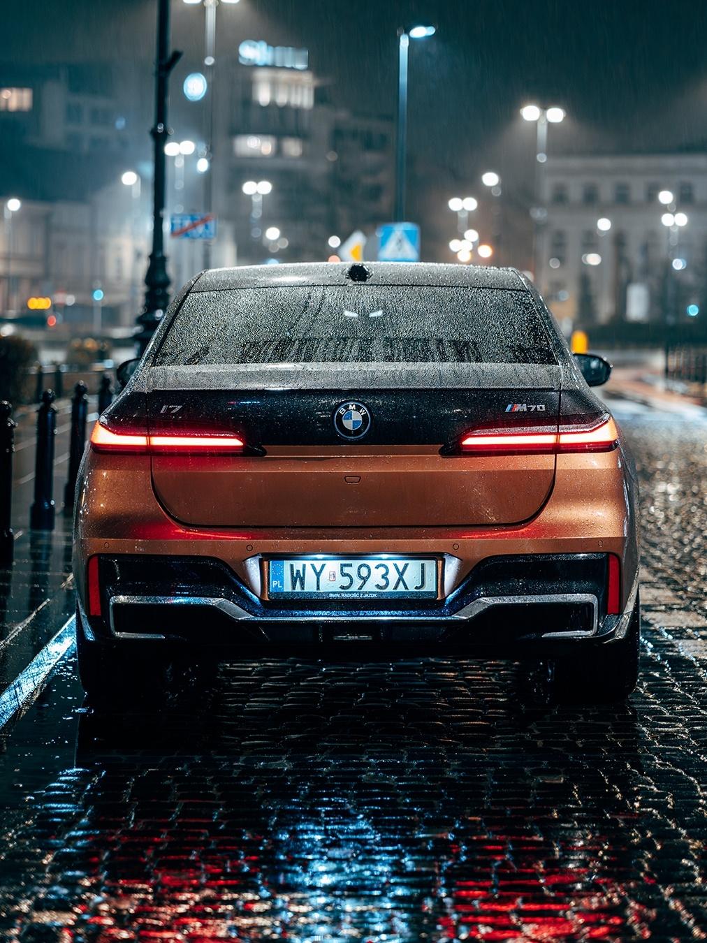 这是最顶级的宝马旗舰，是纯电的，它是i7 M70L，前后双电机，最大可以输出65