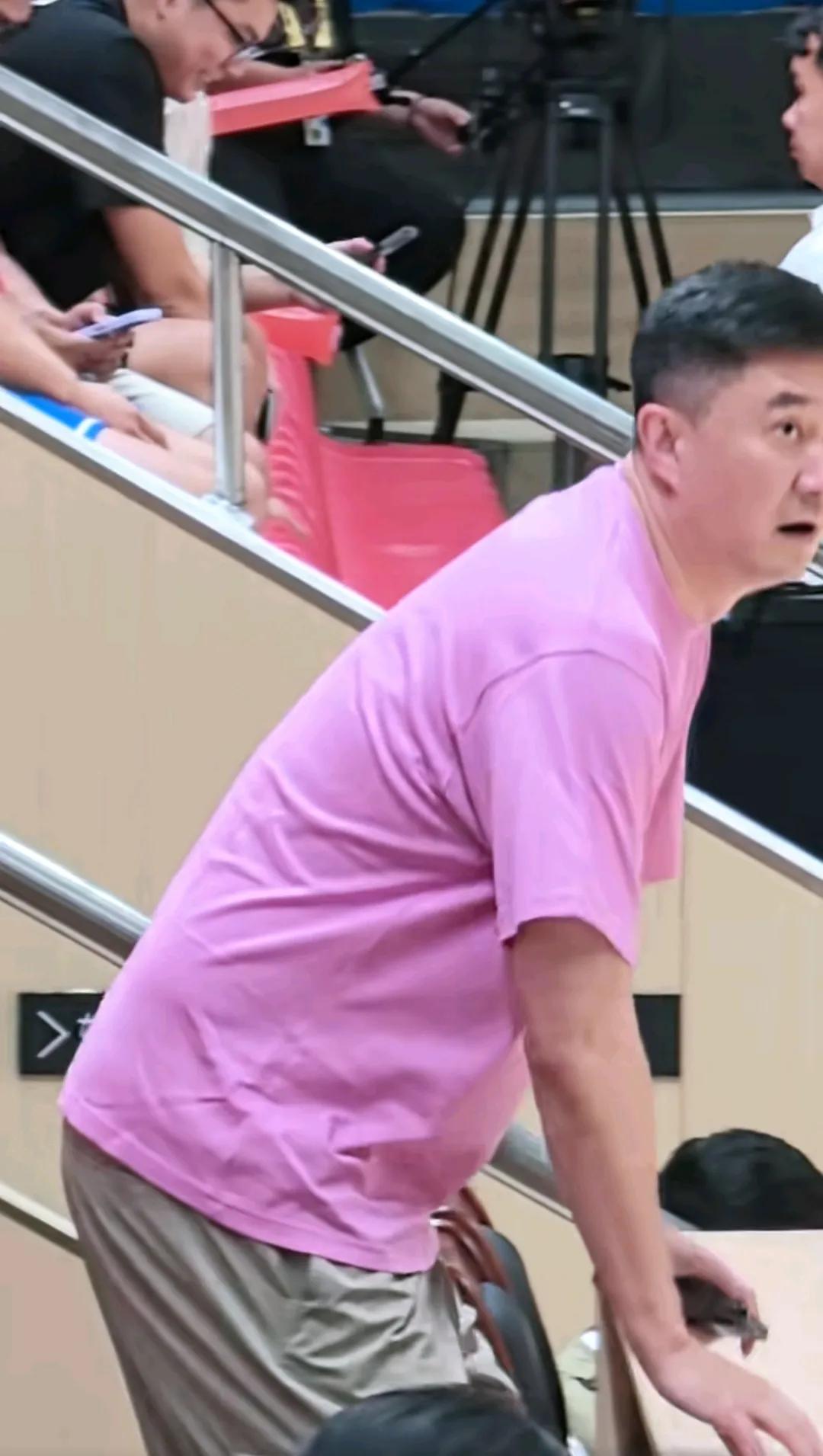 杜锋在广东有很多职位，他也是一个很敬业的人，无处不关心着广东大中小男女篮排的发展