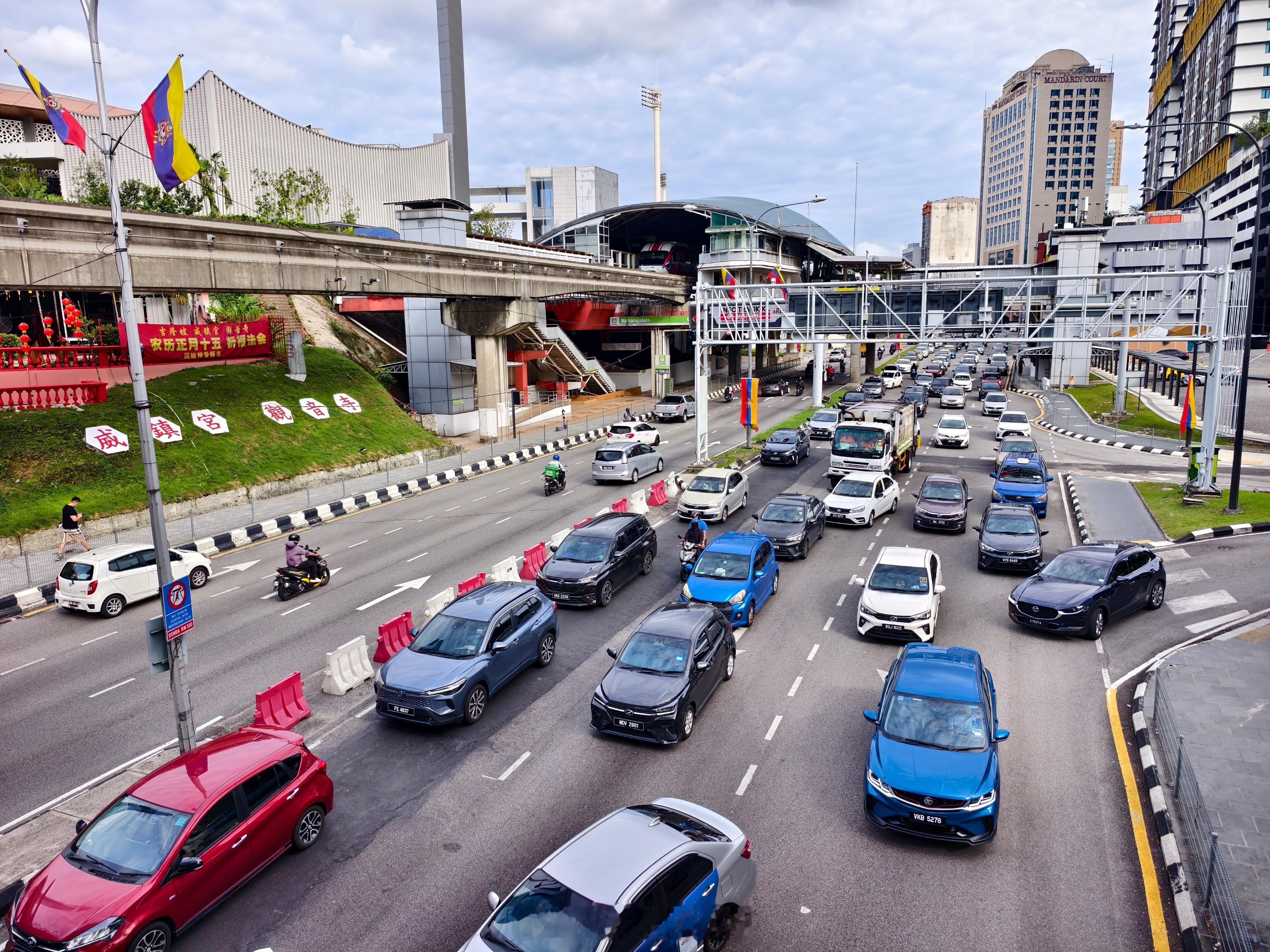 吉隆坡city walk，看到的车基本都是上个世纪的设计，偶尔能看到焕新版特斯拉