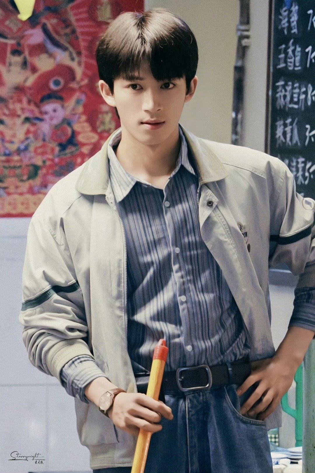 王星越新剧反差感一边是温润贵气的古装公子，眉眼间尽是温柔深情一边是硬朗野性的硬汉