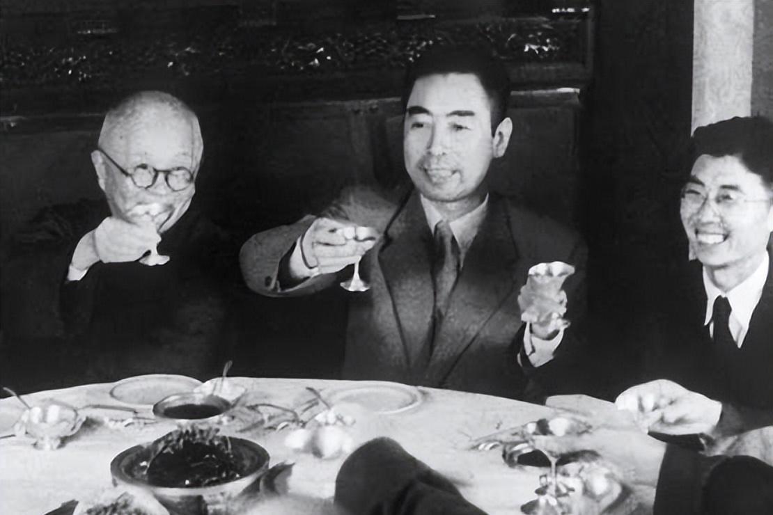 周总理一向细心，事无巨细都能了如指掌，对大家的批评也能准确无误，让大家心服口服。