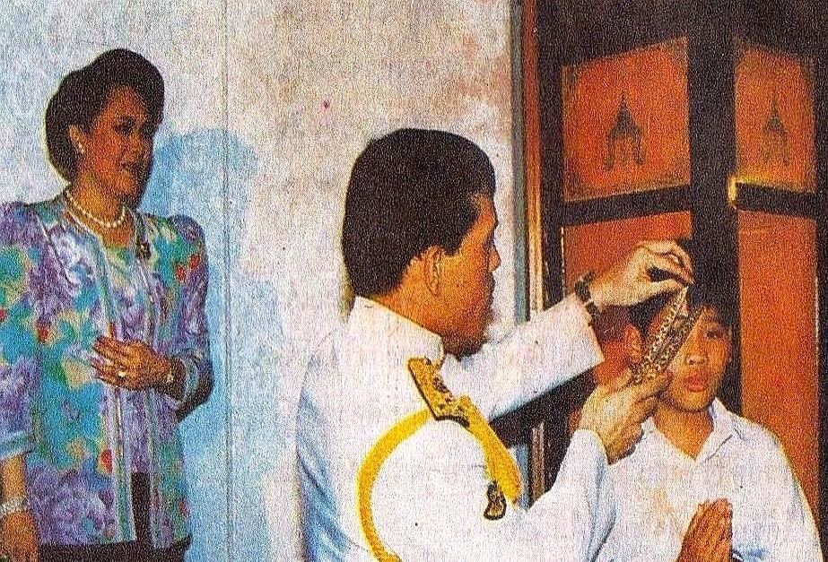 那张老照片，剪头发的男孩，是王子，不是别人。
他现在57岁，住在美国，说那会儿