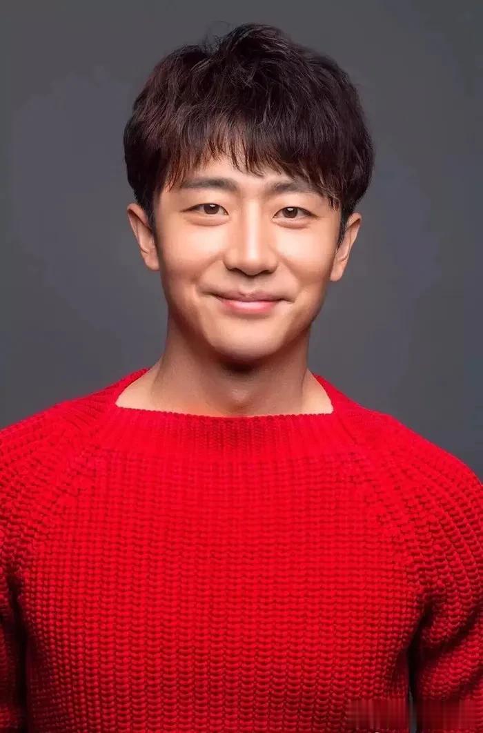 演员黄轩，出生于普通家庭，刚开始北漂的时候，也是居无定所，挨饿受冻也是常有的事，
