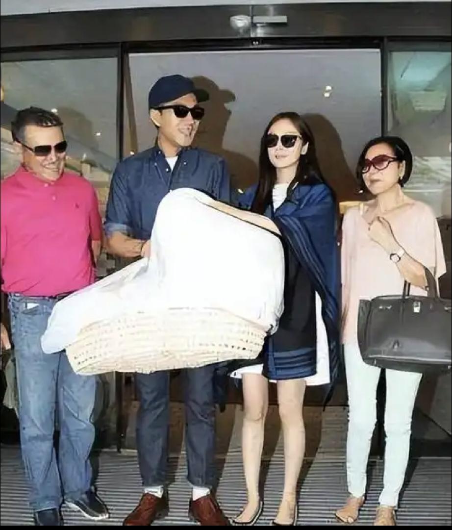 2014年6月5日，杨幂刚生完女儿小糯米之后的第四天，在孩她爸刘恺威的陪同下顺利
