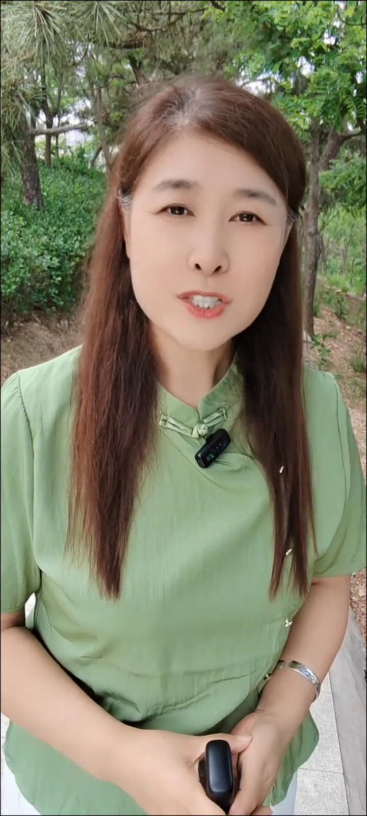 身在田间心怀格局，普通农人藏大智慧。
别看出身乡土，你实在不一般。旁人劝你出境扬