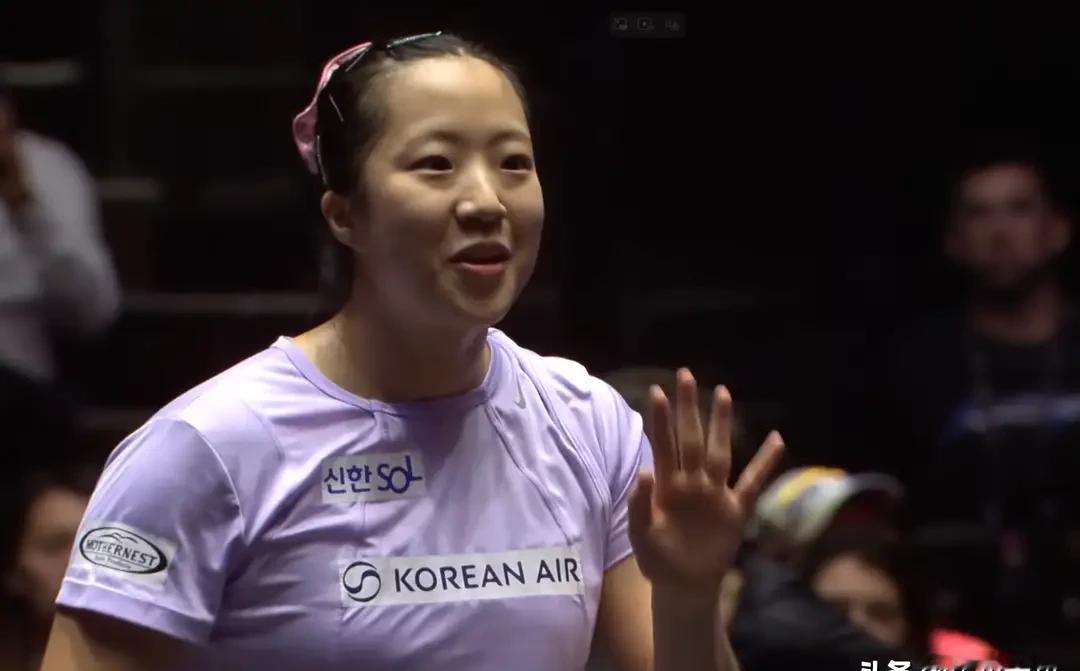 陈熠拼到12:10，还是输了。
那个争议球，裁判没改，她也没崩。
韩国小将速度快